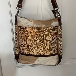 Midsize Crossbody lots of pockets lovely colors